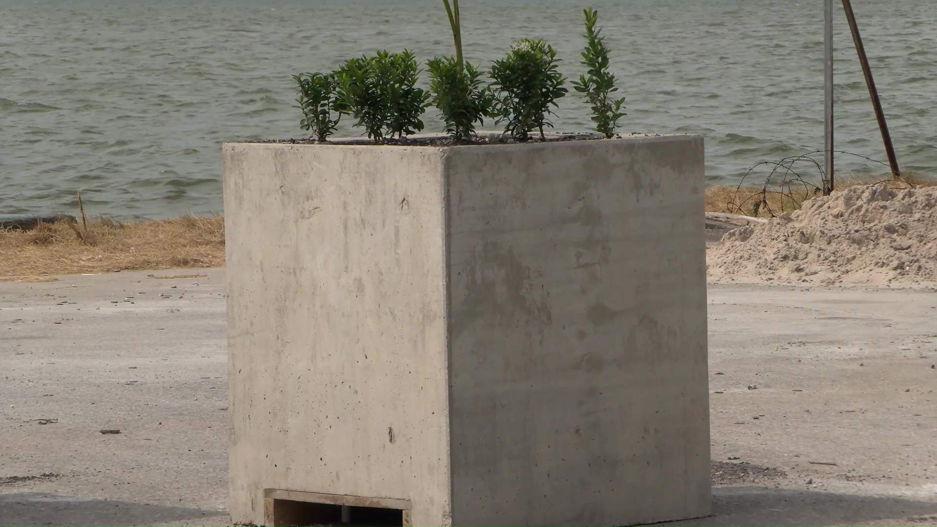 Mayor Defends Barricade Move Amid Hangar Access Debate