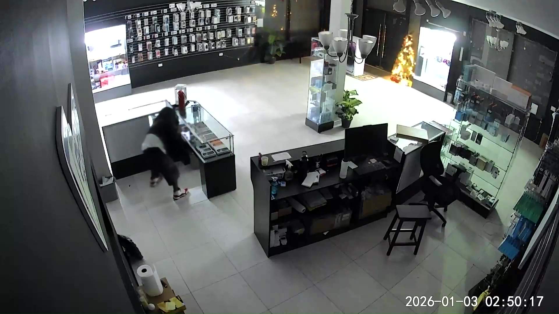 Bold Burglary at Plett’s Electronics; 16 Phones Stolen